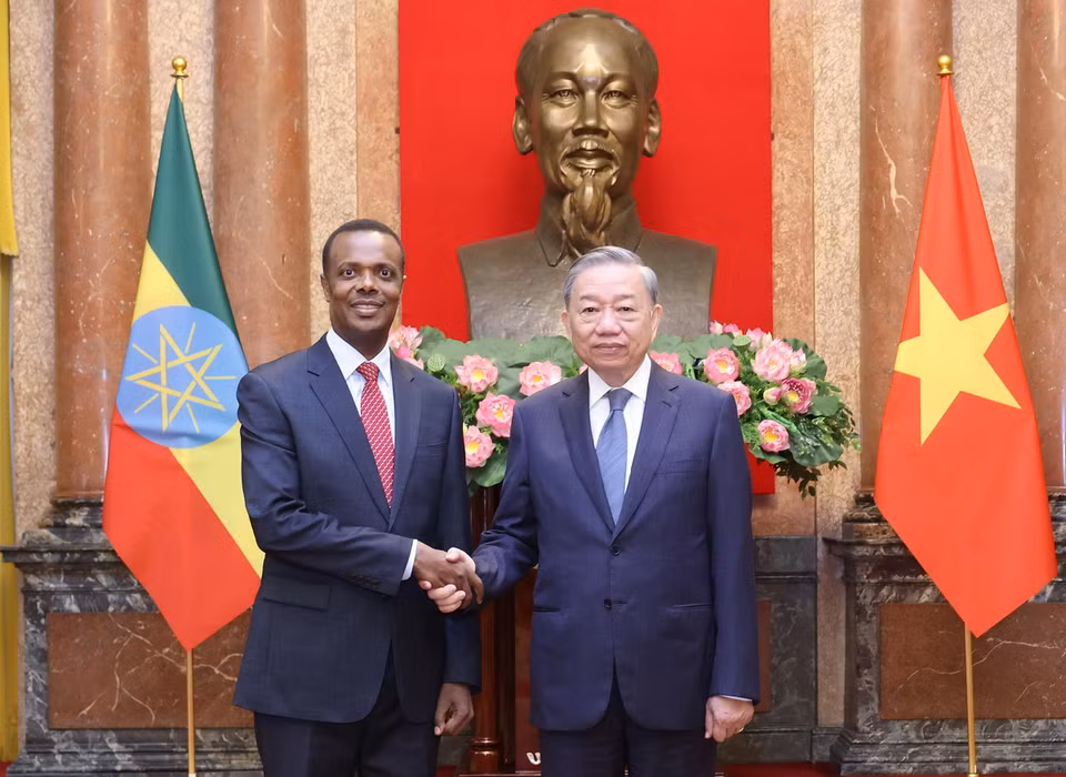 Tổng Bí thư, Chủ tịch nước Tô Lâm với Đại sứ Cộng hòa Dân chủ Liên bang Ethiopia tại Việt Nam Dalkie Dukamo đến trình Quốc thư. (Ảnh: Lâm Khánh/TTXVN)