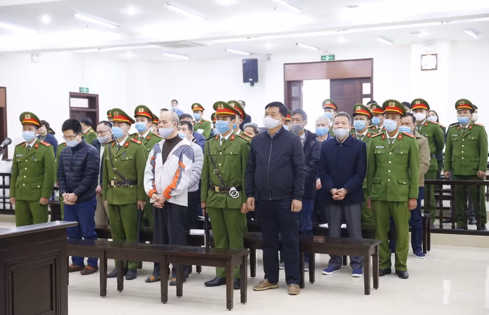 Bị cáo Đinh La Thăng, cựu Chủ tịch Hội đồng quản trị Tập đoàn Dầu khí Việt Nam (PVN) và đồng phạm tại phiên tòa. (Ảnh: Doãn Tấn/TTXVN)