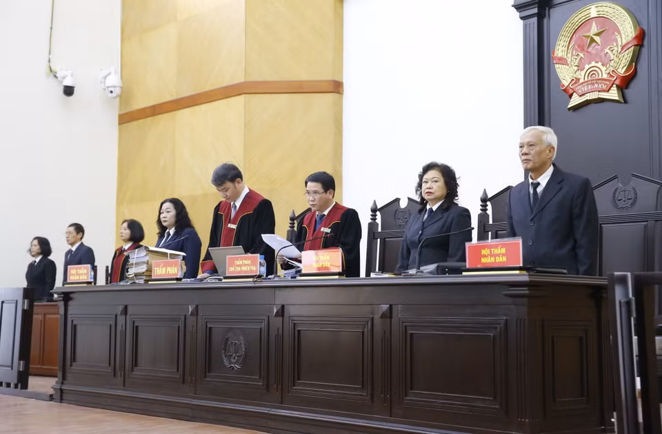 Hội đồng xét xử khai mạc phiên tòa. (Ảnh: Doãn Tấn/TTXVN)