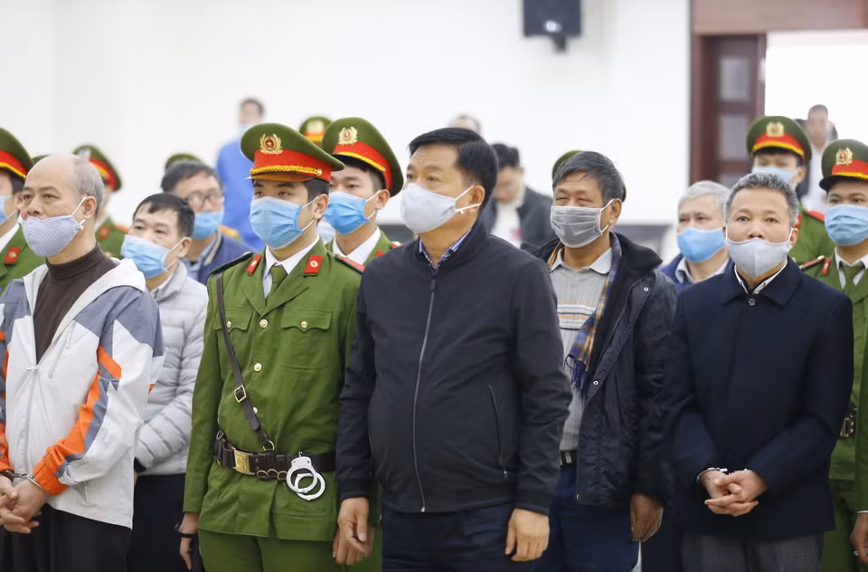 Bị cáo Đinh La Thăng, cựu Chủ tịch Hội đồng quản trị Tập đoàn Dầu khí Việt Nam (PVN) và đồng phạm tại phiên tòa. (Ảnh: Doãn Tấn/TTXVN)
