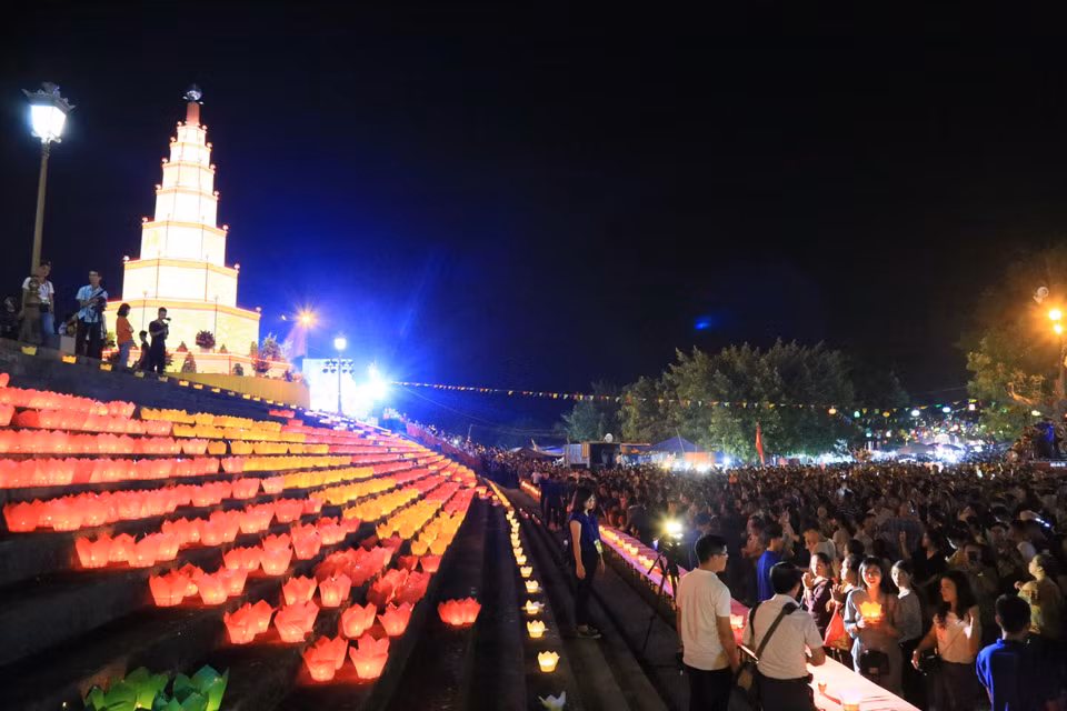 Rực rỡ hội hoa đăng. (Ảnh: Mạnh Tú/TTXVN)