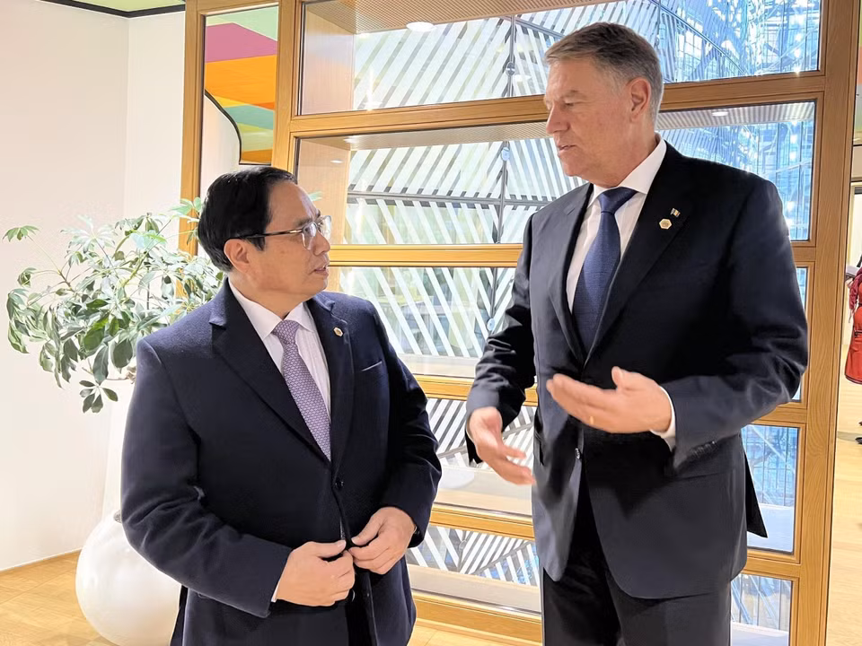 Thủ tướng Phạm Minh Chính gặp Tổng thống Romania Klaus Iohannis. (Ảnh: Dương Giang/TTXVN)