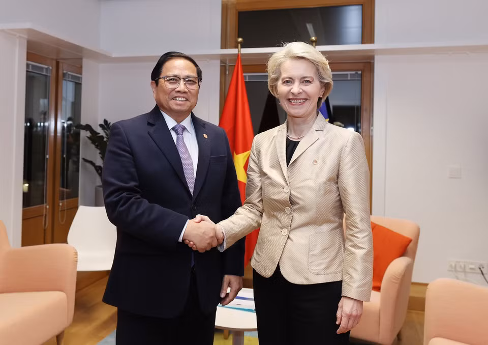 Nhân chuyến tham dự Hội nghị cấp cao kỷ niệm 45 năm quan hệ ASEAN-EU tại Brussels, Vương quốc Bỉ, chiều 14/12 (giờ địa phương), Thủ tướng Phạm Minh Chính gặp Chủ tịch Ủy ban châu Âu (EC) Ursula von der Leyen. (Ảnh: Dương Giang/TTXVN)