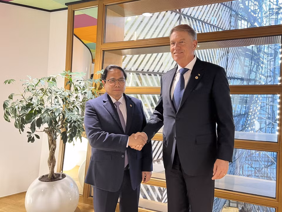 Thủ tướng Phạm Minh Chính gặp Tổng thống Romania Klaus Iohannis. (Ảnh: Dương Giang/TTXVN)