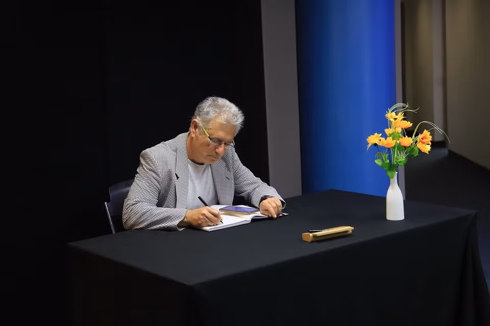Đại diện các phái đoàn ngoại giao tại Israel viết sổ tang Tổng Bí thư Nguyễn Phú Trọng. (Ảnh: Đức Trung/TTXVN)