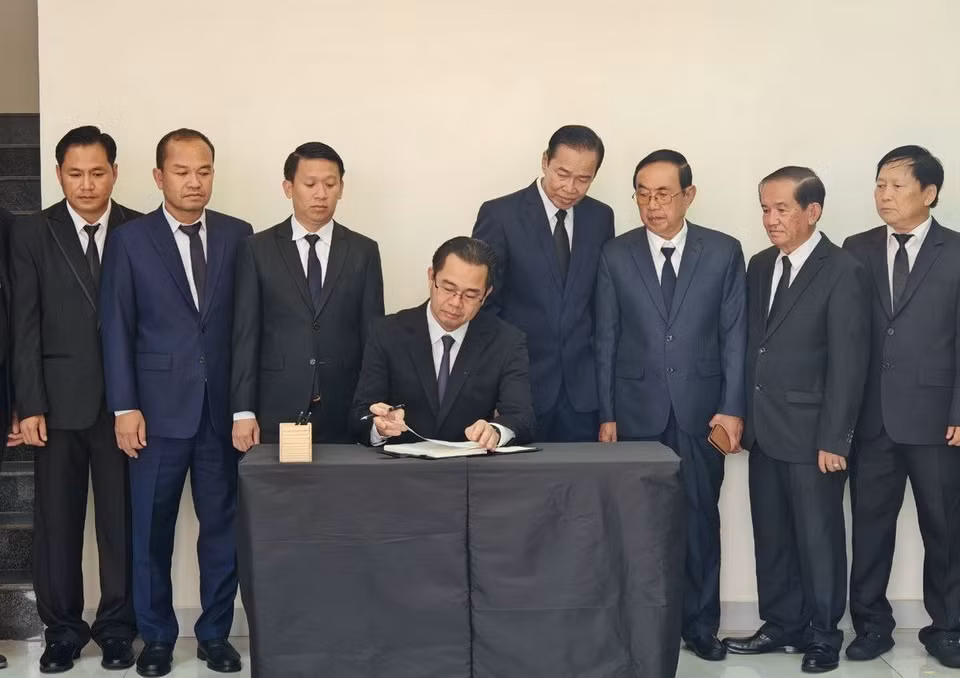 Đoàn Đảng bộ CPP tỉnh, Tòa thị chính, Hội đồng tỉnh và lực lượng Hiến binh địa phương do Tỉnh trưởng, Chủ tịch Đảng bộ CPP tỉnh Preah Sihanouk Mang Sineth dẫn đầu đến viếng, ghi sổ tang và chia buồn tại Tổng Lãnh sự quán. (Ảnh: TTXVN phát)