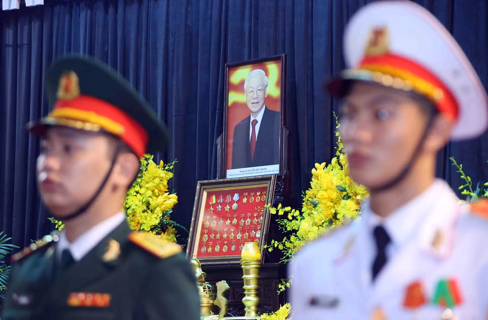 Lực lượng tiêu binh túc trực bên linh cữu Tổng Bí thư Nguyễn Phú Trọng. (Ảnh: TTXVN)