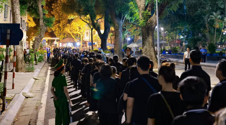 23h đêm ngày 25/7, người dân vẫn xếp hàng để chờ vào viếng Tổng Bí thư Nguyễn Phú Trọng. (Ảnh: TTXVN)