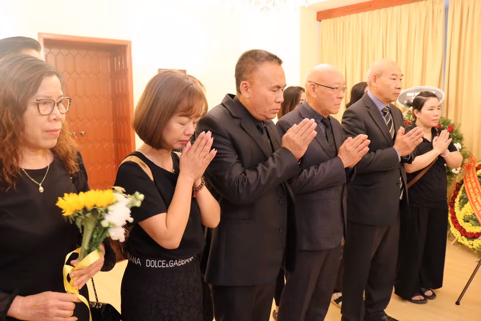 Đông đảo bà con kiều bào sinh sống, học tập và làm việc tại Séc đến viếng Tổng Bí thư Nguyễn Phú Trọng tại Đại sứ quán Việt Nam tại Séc. (Ảnh: Ngọc Biên/TTXVN)