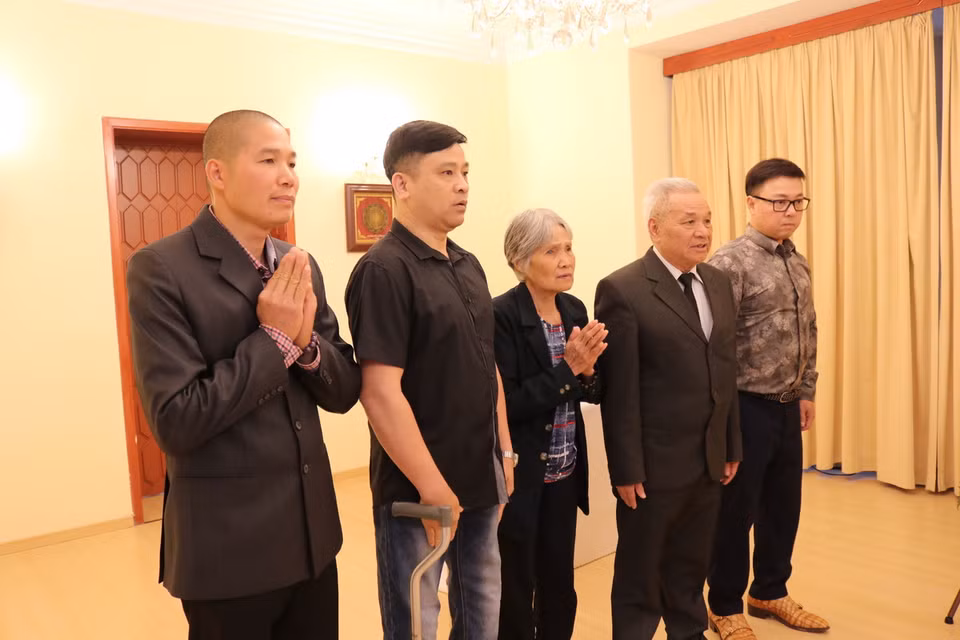 Đông đảo bà con kiều bào sinh sống, học tập và làm việc tại Séc đến viếng Tổng Bí thư Nguyễn Phú Trọng tại Đại sứ quán Việt Nam tại Séc. (Ảnh: Ngọc Biên/TTXVN)