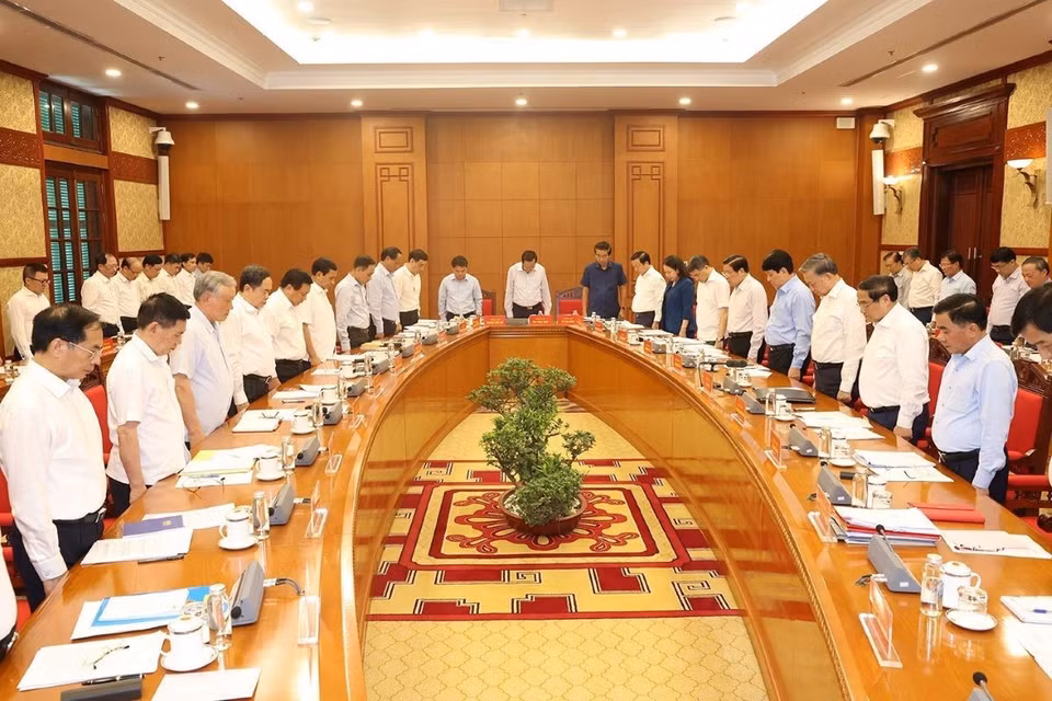 Tổng Bí thư, Chủ tịch nước Tô Lâm cùng các đại biểu mặc niệm cố Tổng Bí thư Nguyễn Phú Trọng. (Ảnh: Trí Dũng/TTXVN)