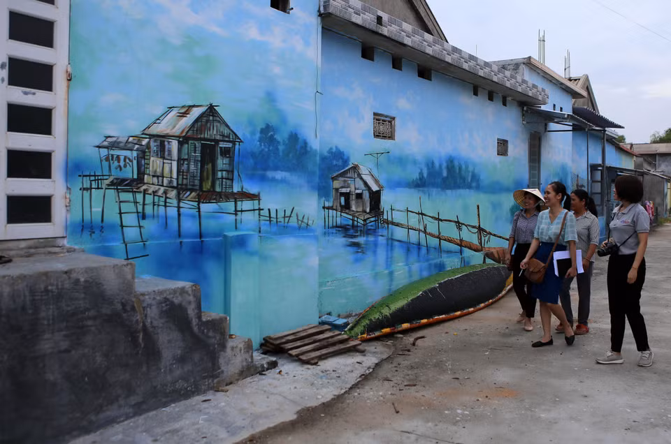 Sự xuất hiện của những bức bích hoạ không chỉ tôn thêm vẻ đẹp cho làng chài mà còn tạo ra điểm nhấn thu hút du khách đến với địa phương này ngày một đông hơn. (Ảnh: Hồ Cầu/TTXVN)