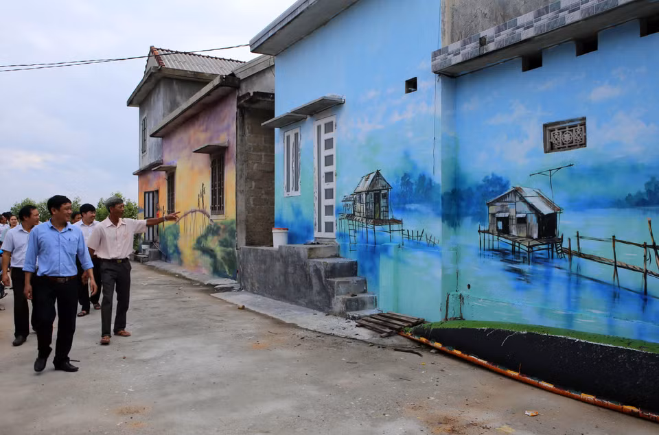 Từ giữa năm 2019, làng Ngư Mỹ Thạnh được các tình nguyện viên của Trường Đại học nghệ thuật và trường Đại học ng lâm Huế khoác lên mình những bức bích họa nhiều sắc màu tươi mới mô phỏng khung cảnh thiên nhiên tươi đẹp của đầm phá Tam Giang, cảnh sinh hoạt giản dị của những người dân chài… (Ảnh: Hồ Cầu/TTXVN)