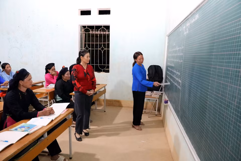 Học viên lớp xóa mù chữ tại điểm Trường Pò Mạ (thôn Pò Mạ, xã Thống Nhất, huyện biên giới Lộc Bình, tỉnh Lạng Sơn) đã đọc thạo, biết tính toán sau khi học gần hết giai đoạn 2 của chương trình xóa mù chữ. (Ảnh: Văn Đạt/TTXVN)