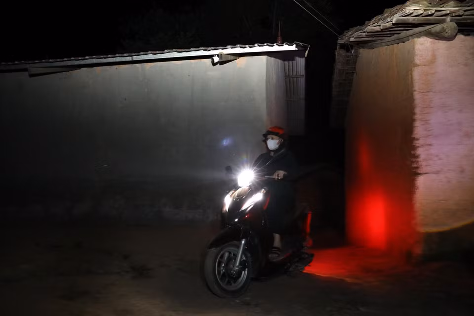 Giáo viên Trường Tiểu học, Trung học cơ sở Nhượng Bạn, xã Thống Nhất, huyện biên giới Lộc Bình, tỉnh Lạng Sơn đến điểm Trường Pò Mạ dạy học xóa mù chữ buổi tối cách nhà từ 5-10 km. (Ảnh: Văn Đạt/TTXVN)
