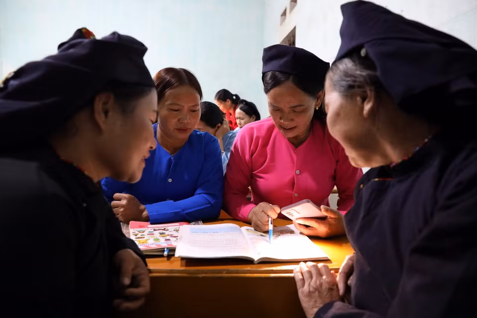 Nhiều học viên cao tuổi vẫn miệt mài đến lớp học từng con chữ mỗi khi đêm về. (Ảnh: Văn Đạt/TTXVN)