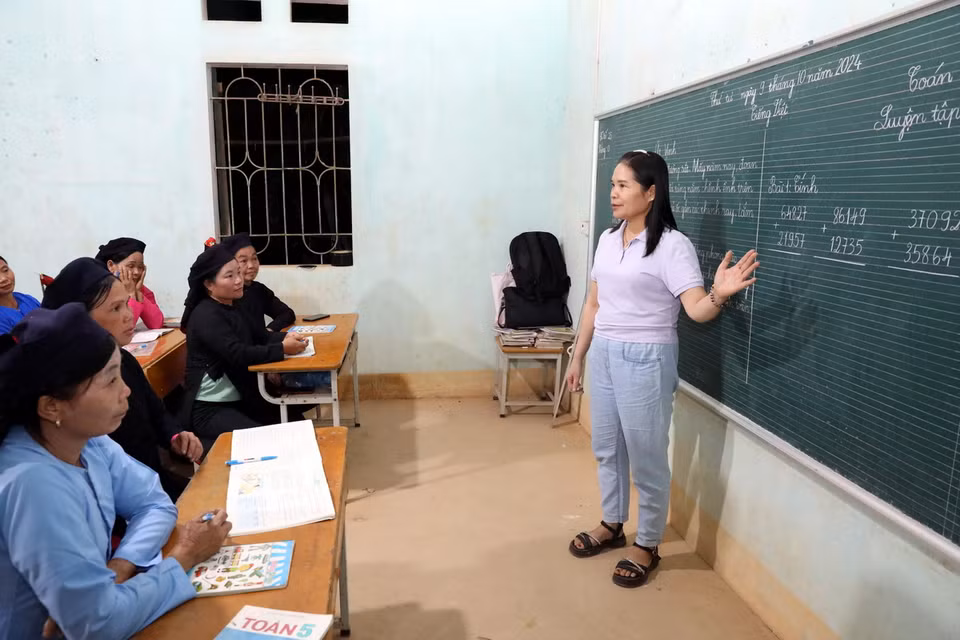 Giáo viên hướng dẫn học viên học bài, làm bài tập. (Ảnh: Văn Đạt/TTXVN)