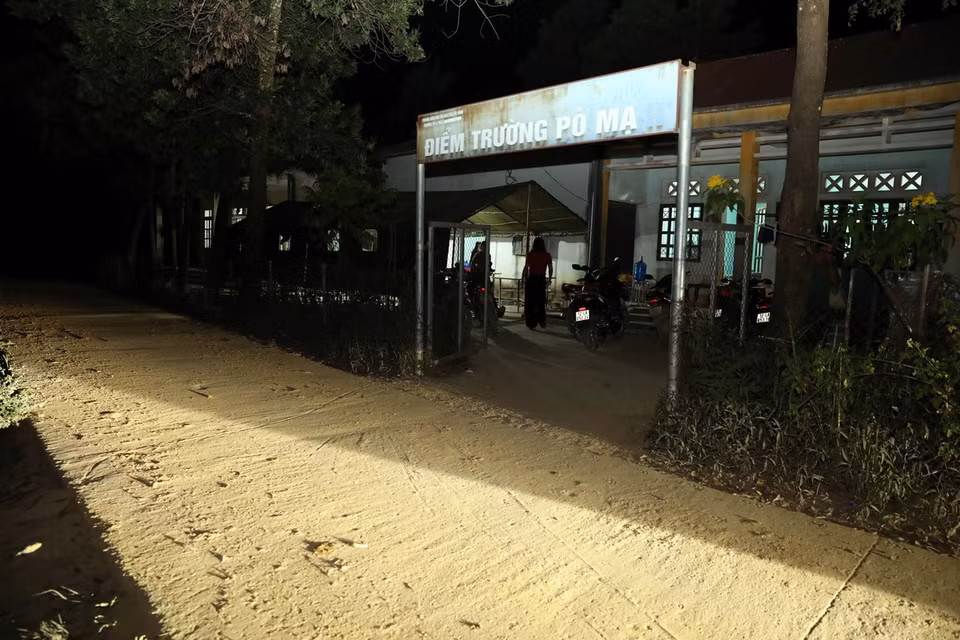 Lớp học xóa mù chữ tại điểm Trường Pò Mạ (thôn Pò Mạ, xã Thống Nhất, huyện biên giới Lộc Bình, tỉnh Lạng Sơn) tổ chức các buổi tối. (Ảnh: Văn Đạt/TTXVN)
