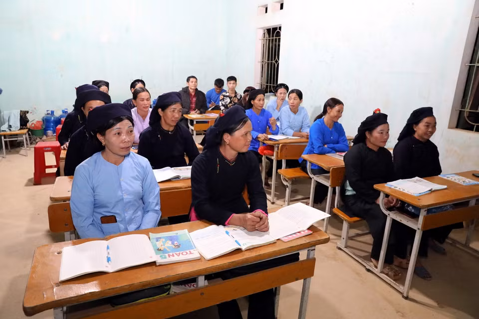 Sau một ngày làm việc, các học viên lại lên lớp học chữ với mong muốn biết viết, biết đọc, biết tính toán. (Ảnh: Văn Đạt/TTXVN)