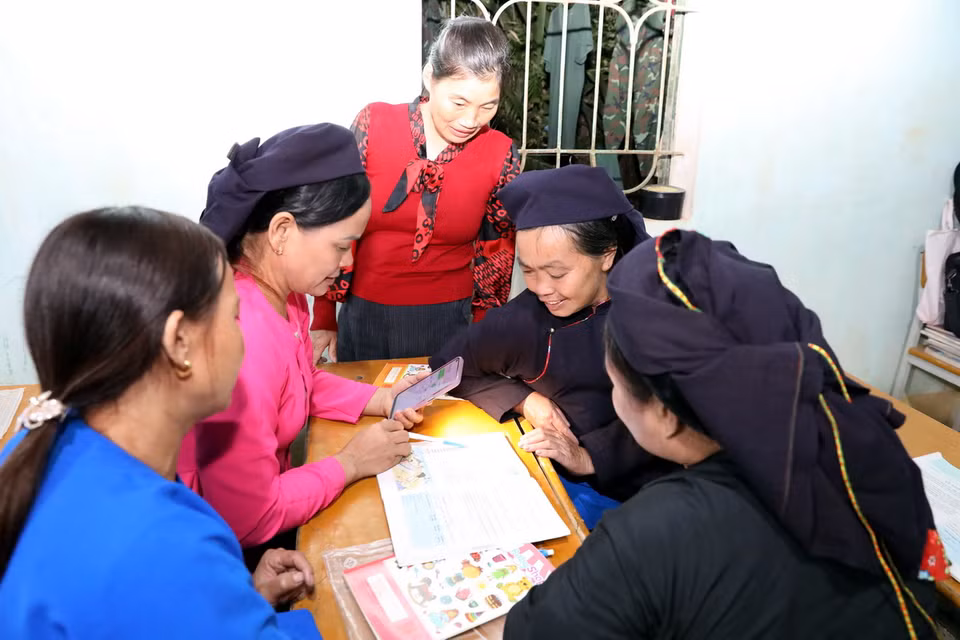 Nhiều học viên cao tuổi vẫn miệt mài đến lớp học từng con chữ mỗi khi đêm về. (Ảnh: Văn Đạt/TTXVN)