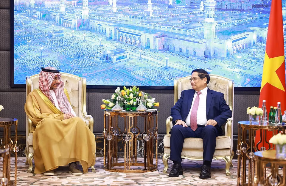Thủ tướng Phạm Minh Chính tiếp Bộ trưởng Công nghiệp và Tài nguyên khoáng sản Saudi Arabia Bandar Alkhorayef. (Ảnh: Dương Giang/TTXVN)