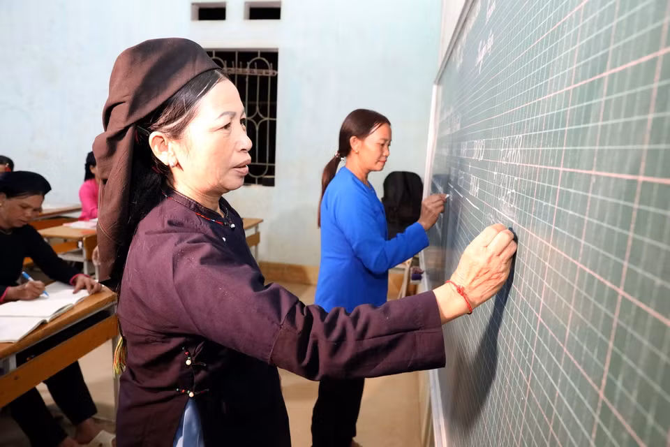 Học viên lớp xóa mù chữ tại điểm Trường Pò Mạ (thôn Pò Mạ, xã Thống Nhất, huyện biên giới Lộc Bình, tỉnh Lạng Sơn) tự tin làm các phép tính toán căn bản. (Ảnh: Văn Đạt/TTXVN)