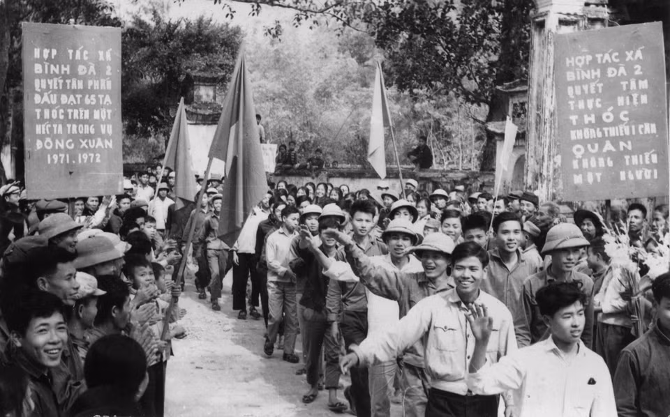 Hưởng ứng phong trào Thanh niên ''Ba sẵn sàng,'' thanh niên Hà Tây nô nức lên đường chiến đấu (tháng 8/1964), sau khi Mỹ mở rộng đánh phá bằng không quân ra miền Bắc trong kháng chiến chống Mỹ, cứu nước. (Ảnh: Kim Hùng/TTXVN)