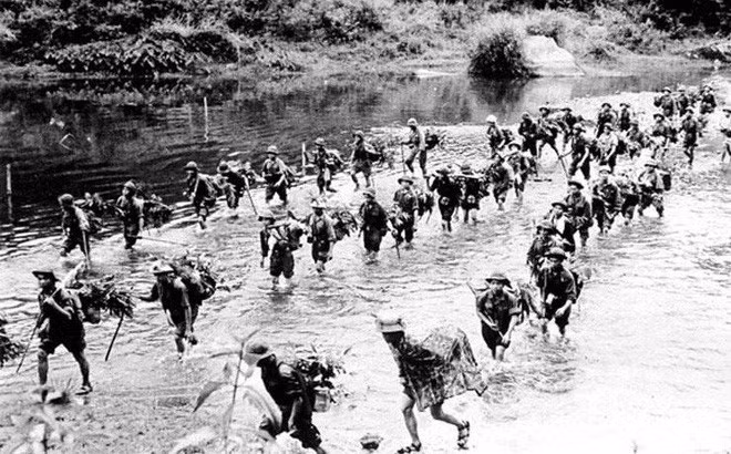 ''Vì nhân dân mà chiến đấu'' là mục tiêu, lý tưởng chiến đấu của quân đội, là động lực tinh thần to lớn thôi thúc lớp lớp cán bộ, chiến sỹ quân đội ta lên đường chiến đấu để thực hiện bằng được mục tiêu, lý tưởng cao cả: Độc lập dân tộc và chủ nghĩa xã hội, tự do, ấm no, hạnh phúc của nhân dân. Trong ảnh: Sư đoàn 320 hành quân vào mặt trận Đường 9 - Khe Sanh năm 1968. (Ảnh: Tư liệu/TTXVN phát)