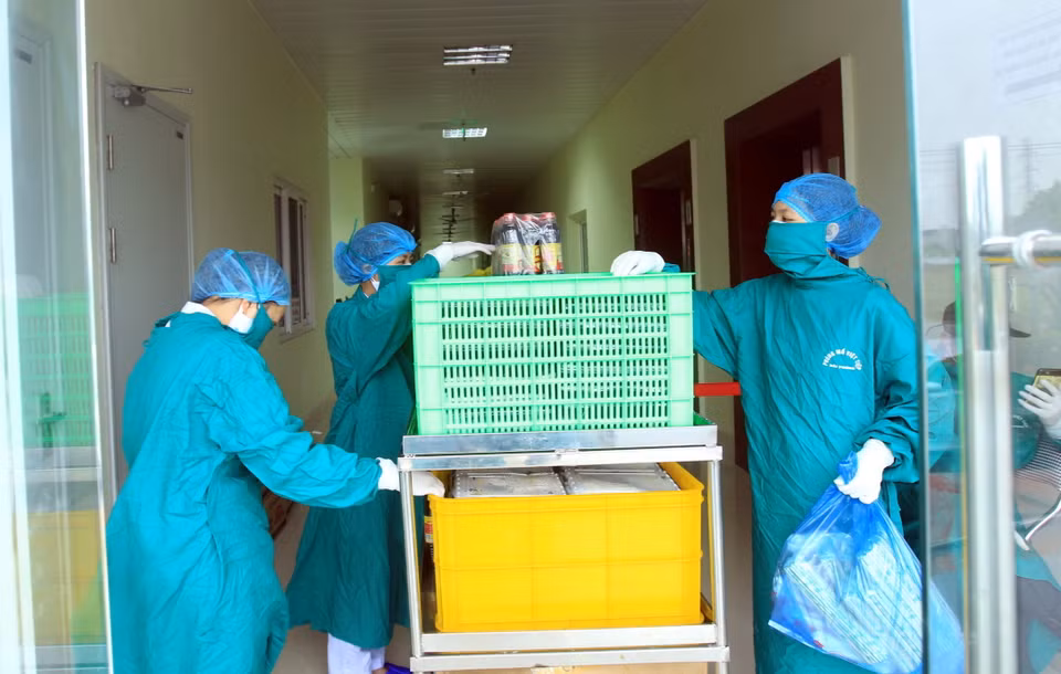 Các bác sỹ chuẩn bị bữa cơm đủ dinh dưỡng cho công dân Trung Quốc đang được cách ly tại Bệnh viện Việt Tiệp. (Ảnh: An Đăng/TTXVN)