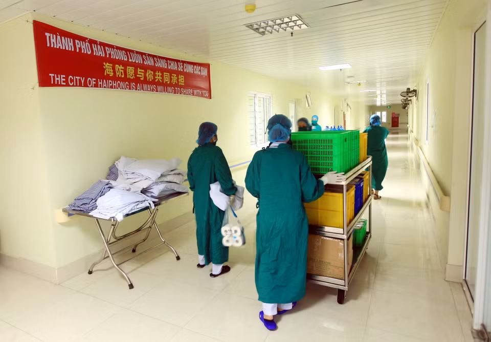 Các y bác sỹ mang cơm đến tận từng phòng. (Ảnh: An Đăng/TTXVN)