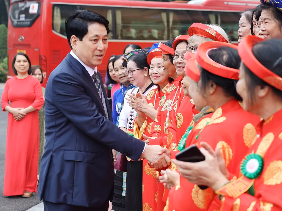 Chủ tịch nước Lương Cường gặp mặt đại biểu phụ nữ cao tuổi tiêu biểu toàn quốc. (Ảnh: Lâm Khánh/TTXVN)