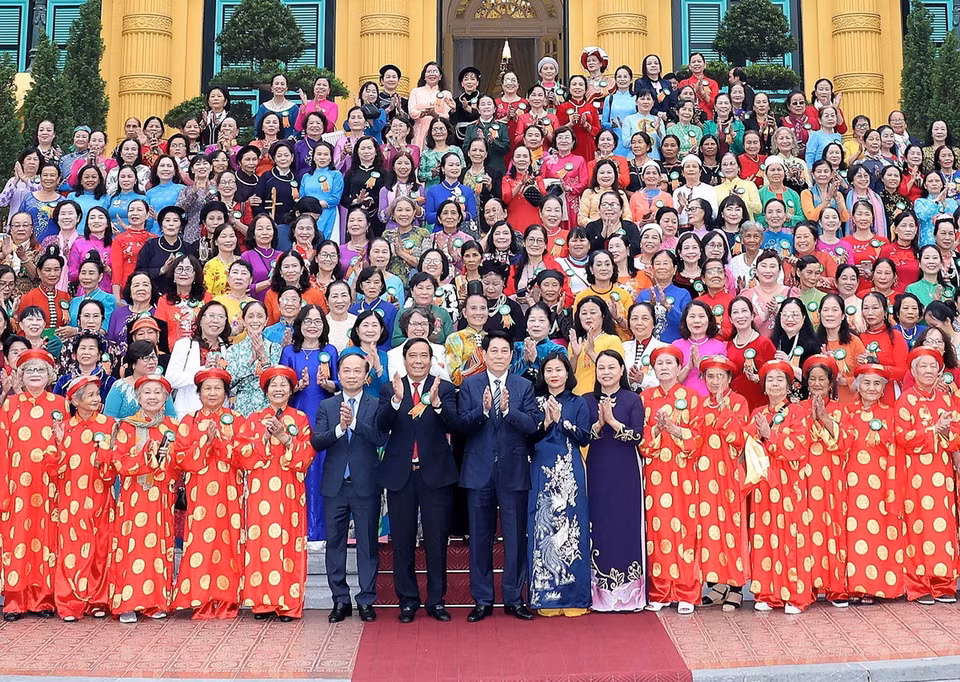 Chủ tịch nước Lương Cường gặp mặt đại biểu phụ nữ cao tuổi tiêu biểu toàn quốc. (Ảnh: Lâm Khánh/TTXVN)