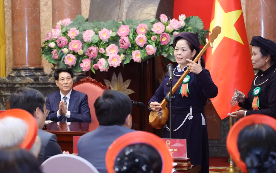 Bà Phan Thị Xuyến (Thôn Bản Bia, Thị trấn Yến Lạc, Huyện Na Rỳ, tỉnh Bắc Kạn, đại biểu phụ nữ tiêu biểu trong trao truyền các giá trị truyền thống văn hóa dân tộc thiểu số) trình bày ca khúc “Trăng soi đường Bác” tại buổi gặp mặt. (Ảnh: Lâm Khánh/TTXVN)