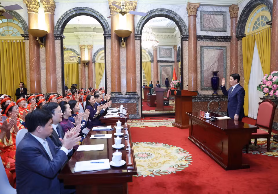 Chủ tịch nước Lương Cường gặp mặt đại biểu phụ nữ cao tuổi tiêu biểu toàn quốc. (Ảnh: Lâm Khánh/TTXVN)
