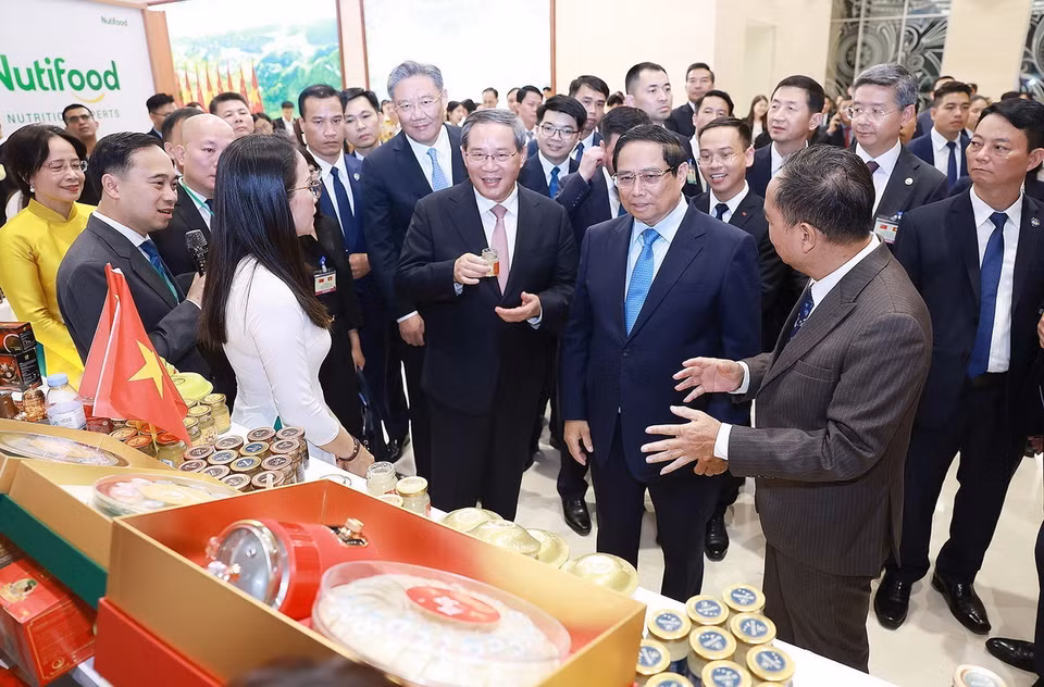 Thủ tướng Phạm Minh Chính và Thủ tướng Trung Quốc Lý Cường tham quan một số sản phẩm nông nghiệp Việt Nam xuất khẩu sang Trung Quốc. (Ảnh: Dương Giang/TTXVN)
