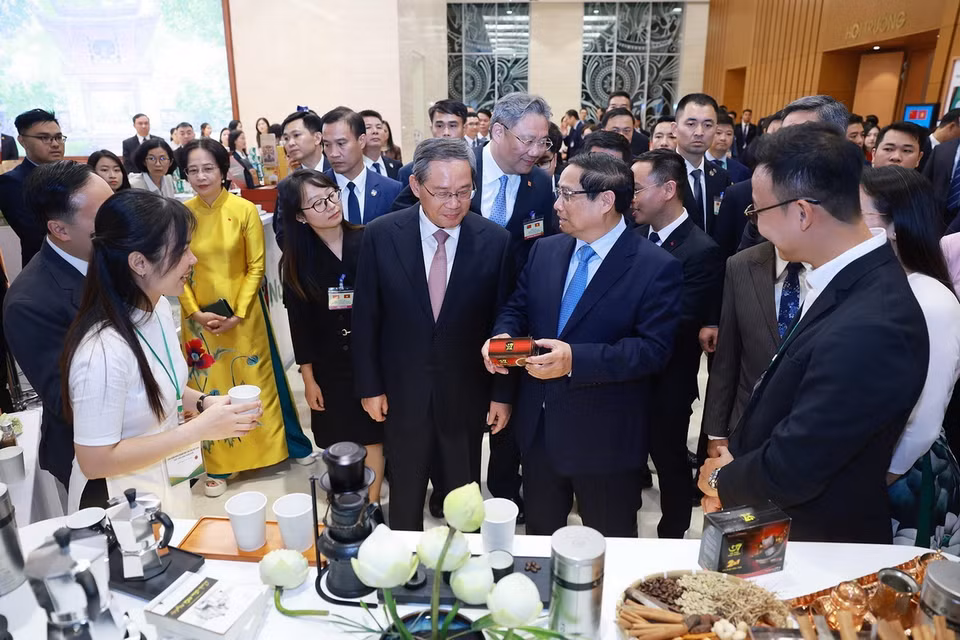 Thủ tướng Phạm Minh Chính và Thủ tướng Trung Quốc Lý Cường tham quan một số sản phẩm nông nghiệp Việt Nam xuất khẩu sang Trung Quốc. (Ảnh: Dương Giang/TTXVN)