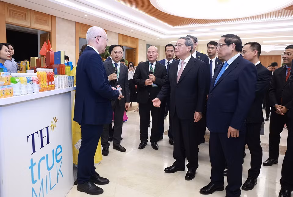 Thủ tướng Phạm Minh Chính và Thủ tướng Trung Quốc Lý Cường tham quan một số sản phẩm nông nghiệp Việt Nam xuất khẩu sang Trung Quốc. (Ảnh: Dương Giang/TTXVN)