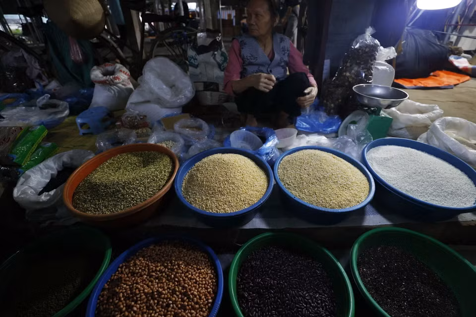 Các mặt hàng đồ khô phục vụ Tết được bày bán nhiều hơn phiên chợ ngày thường. (Ảnh: Minh Quyết/TTXVN)