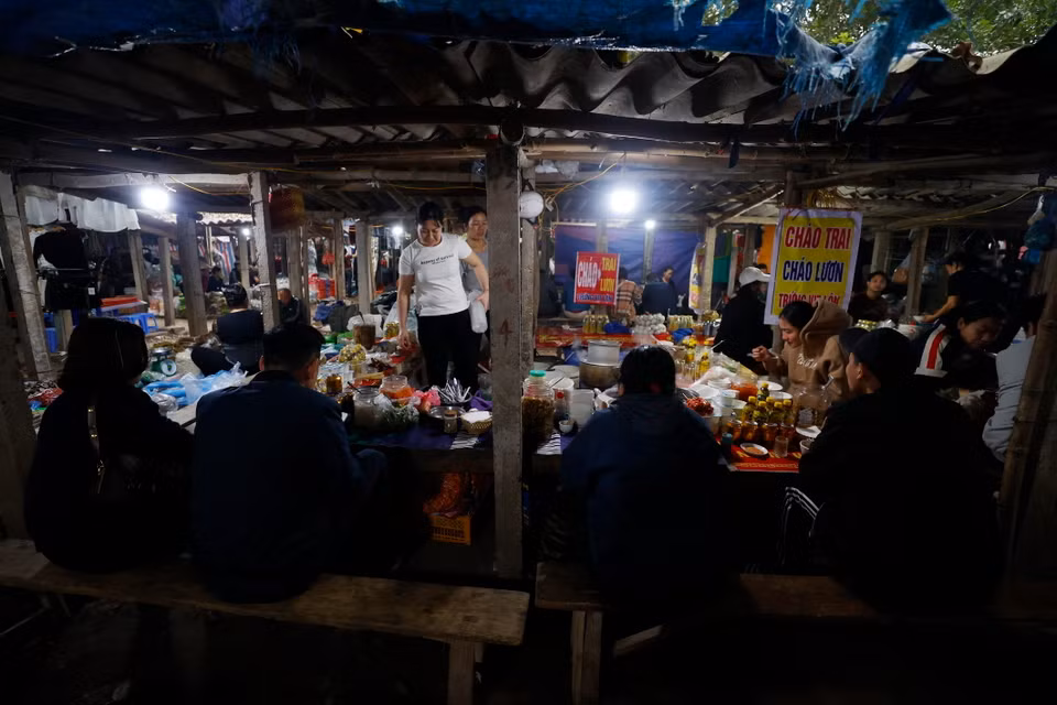 Khu hàng ăn khá đông khách trong phiên cuối năm. (Ảnh: Minh Quyết/TTXVN)