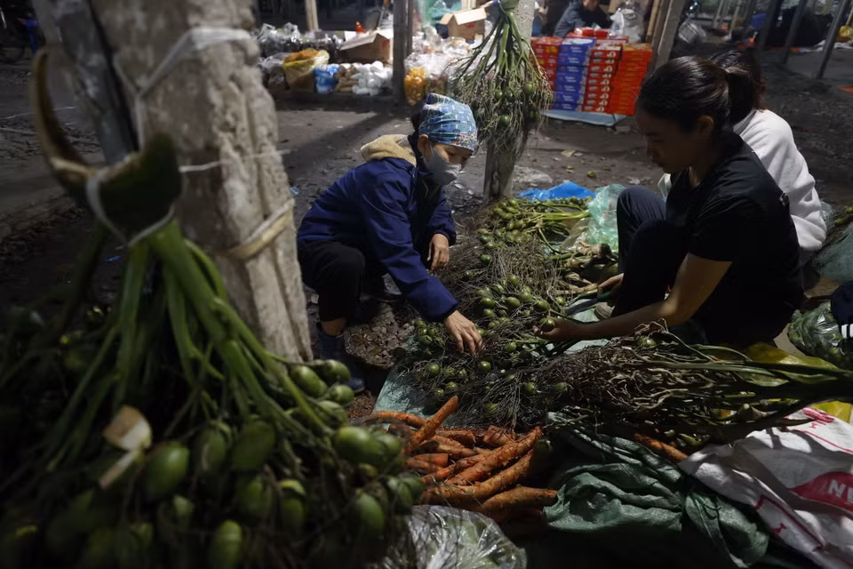 Trầu, cau được bày bán nhiều hơn để phục vụ nhu cầu tăng cao trong ngày Tết. (Ảnh: Minh Quyết/TTXVN)