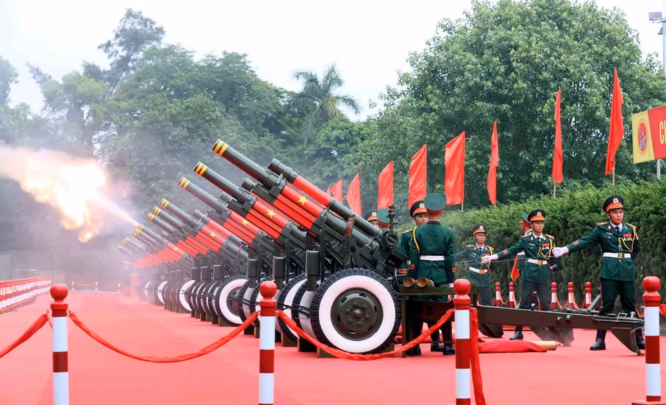Nghi thức bắn 21 loạt đại bác chào mừng Tổng thống Liên bang Nga Vladimir Putin thăm cấp Nhà nước tới Việt Nam. (Ảnh: An Đăng/TTXVN)
