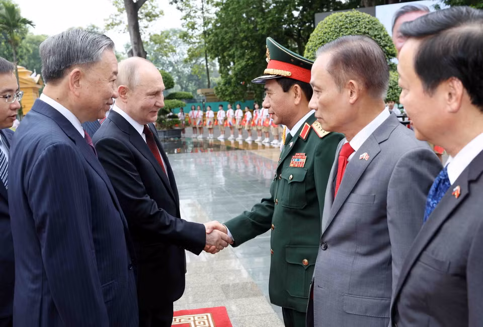 Chủ tịch nước Tô Lâm và Tổng thống Liên bang Nga Vladimir Putin với các thành viên Đoàn đại biểu Việt Nam. (Ảnh: Nhan Sáng/TTXVN)