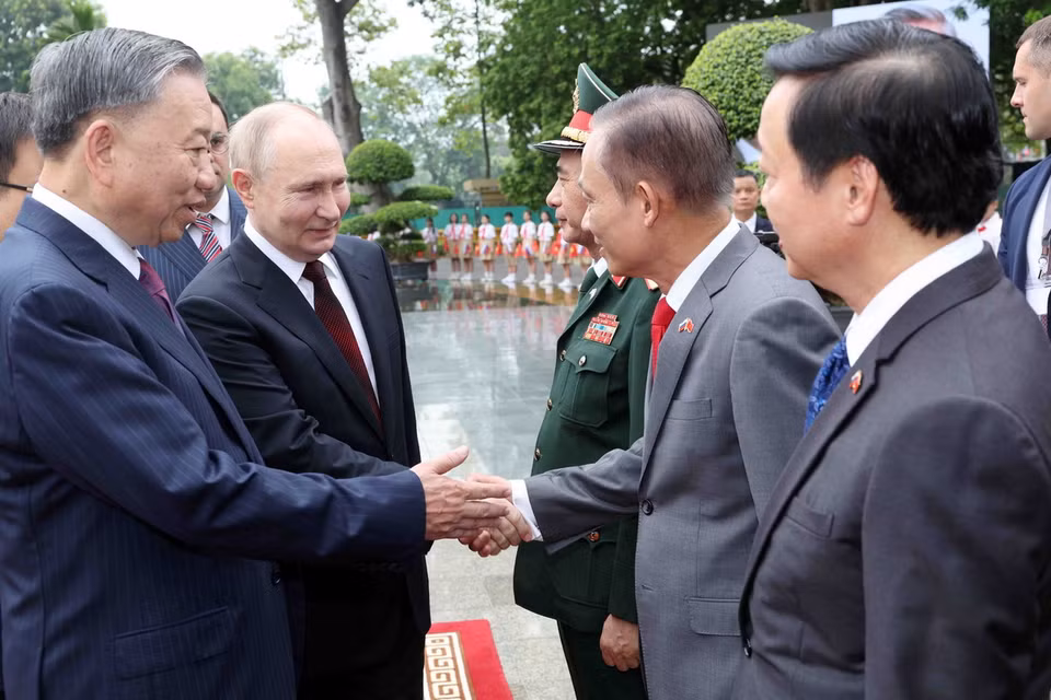 Chủ tịch nước Tô Lâm và Tổng thống Liên bang Nga Vladimir Putin với các thành viên Đoàn đại biểu Việt Nam. (Ảnh: Nhan Sáng/TTXVN)