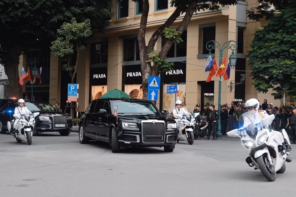 Đoàn xe của Tổng thống Nga Vladimir Putin trên đường di chuyển đến Phủ Chủ tịch. (Ảnh: Nhật Anh/TTXVN)