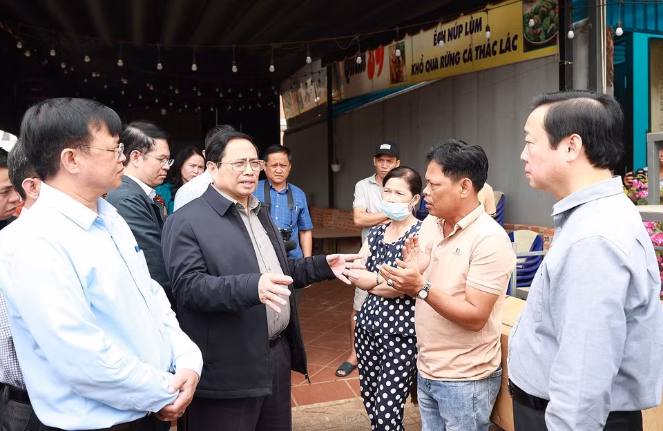 Thủ tướng Phạm Minh Chính trao đổi với người dân Khu tái định cư Dự án Cảng Hàng không Quốc tế Long Thành. (Ảnh: Dương Giang/TTXVN)