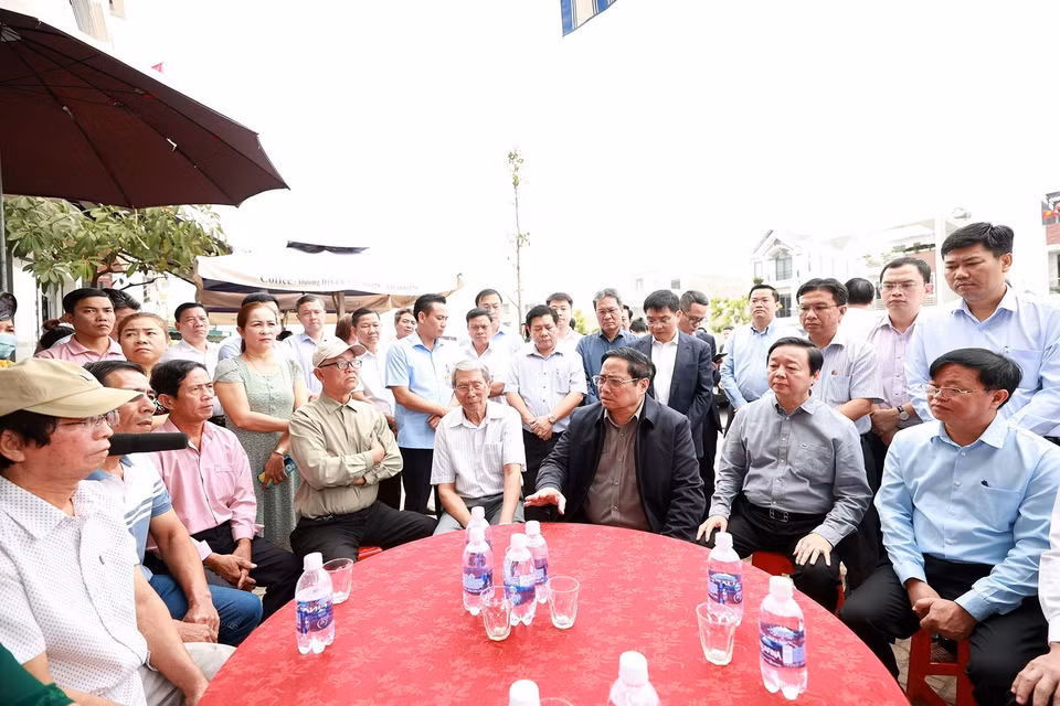 Thủ tướng Phạm Minh Chính thăm người dân ở Khu tái định cư Dự án Cảng Hàng không Quốc tế Long Thành. (Ảnh: Dương Giang/TTXVN)