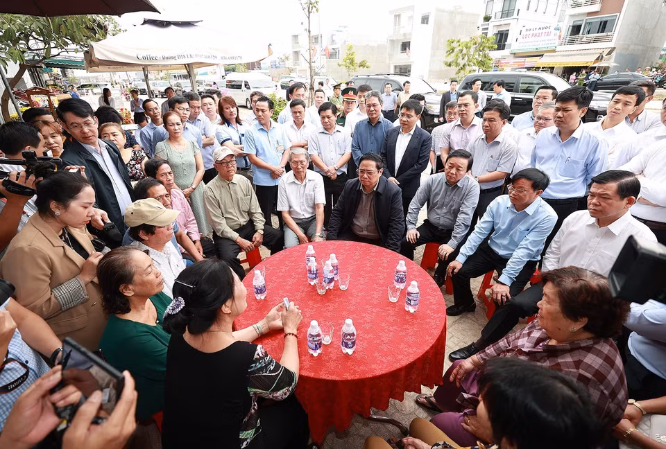 Thủ tướng Phạm Minh Chính thăm người dân Khu tái định cư Dự án Cảng Hàng không Quốc tế Long Thành. (Ảnh: Dương Giang/TTXVN)