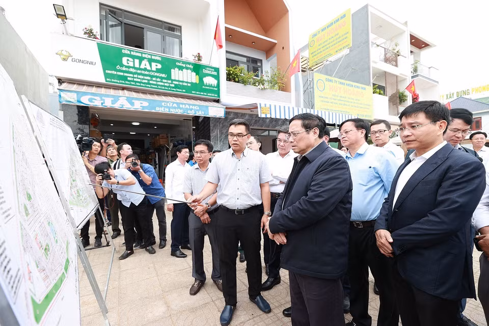 Thủ tướng Phạm Minh Chính xem quy hoạch Khu tái định cư Dự án Cảng Hàng không Quốc tế Long Thành. (Ảnh: Dương Giang/TTXVN)
