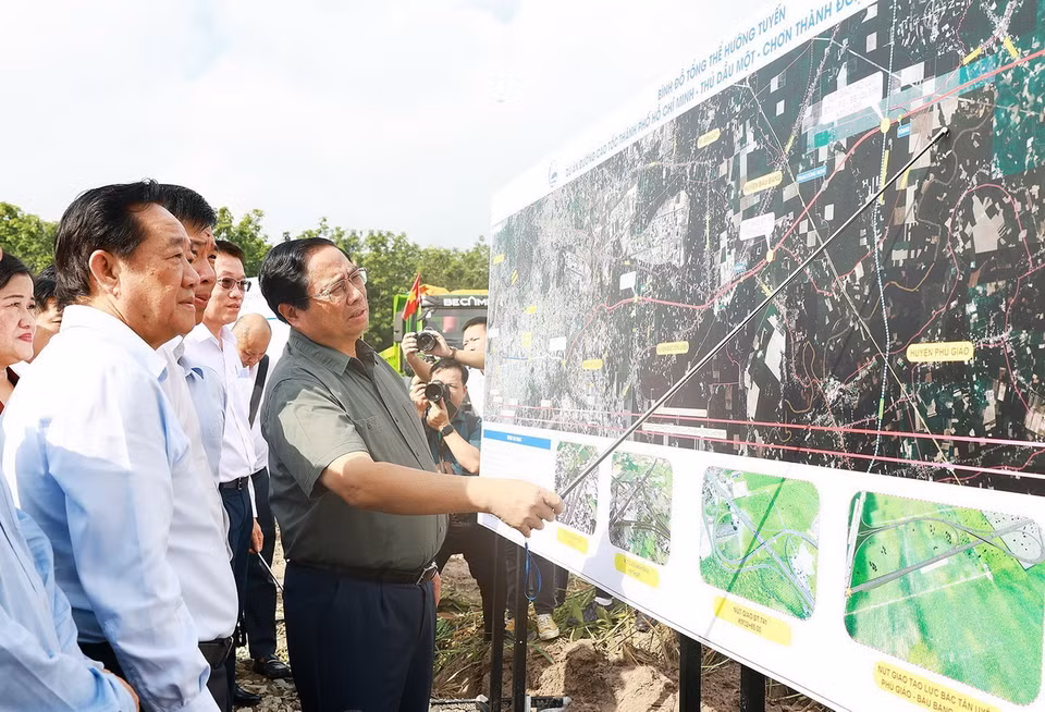 Thủ tướng Phạm Minh Chính kiểm tra hướng tuyến dự án cao tốc Thành phố Hồ Chí Minh-Thủ Dầu Một-Chơn Thành. (Ảnh: Dương Giang/TTXVN)