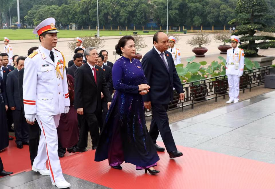 Chủ tịch Quốc hội Nguyễn Thị Kim Ngân, Thủ tướng Nguyễn Xuân Phúc cùng các đại biểu Quốc hội vào Lăng viếng Chủ tịch Hồ Chí Minh. (Ảnh: Văn Điệp/TTXVN)
